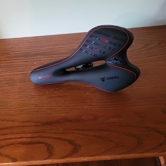 Road Racing Bicycle Saddle Seat 11 x 6.5 with Seat Cover & Tools NEW - Picture 5 of 5